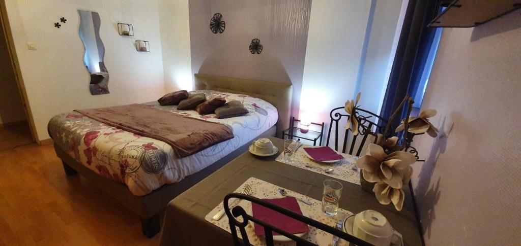 奥尔贝Chambre d'Hotes Le Saut de La Truite的一间小卧室,配有一张床和一张桌子