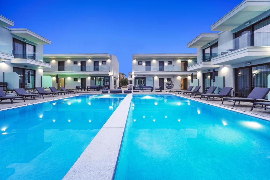 萨索斯Anassa Blue Boutique Hotel的一座建筑物中央的游泳池