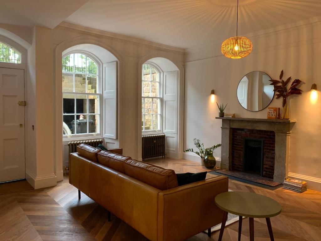 爱丁堡Royal Bolthole的带沙发和壁炉的客厅