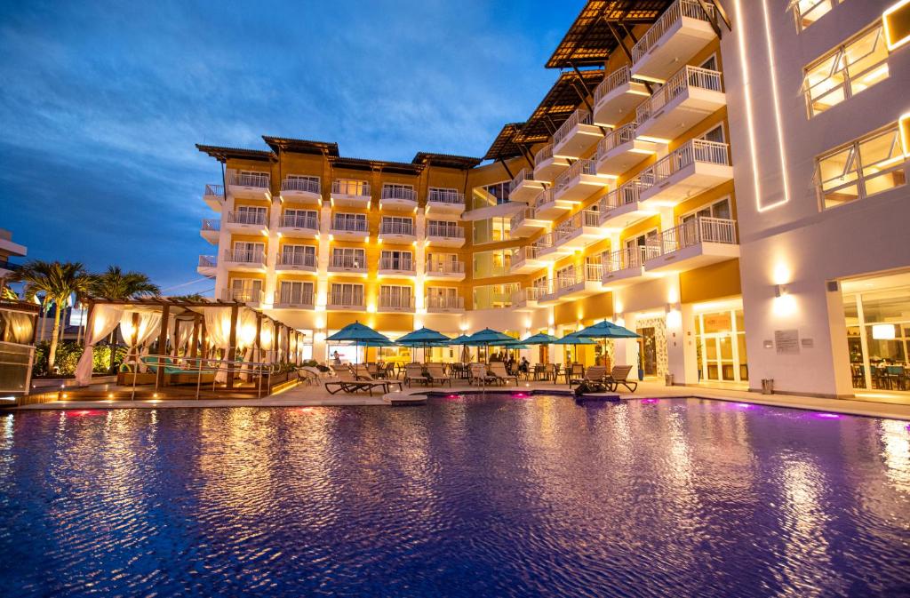 阿拉卡茹Vidam Hotel Aracaju - Transamerica Collection的夜间设有游泳池的酒店