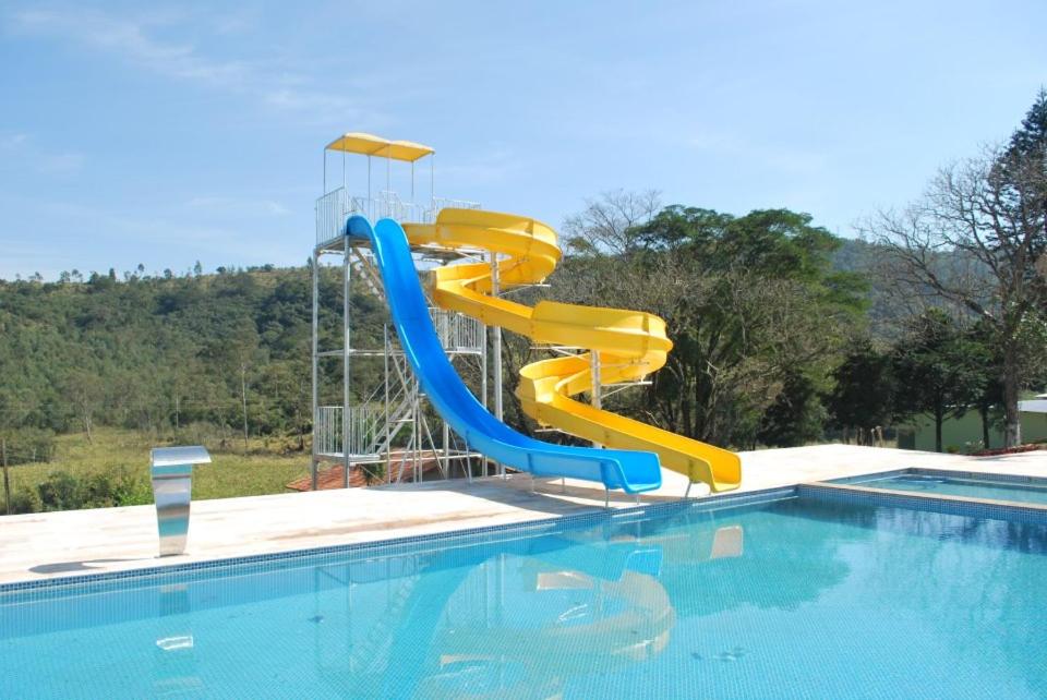 阿蒂巴亚Recanto Julubi Atibaia的游泳池的水滑梯
