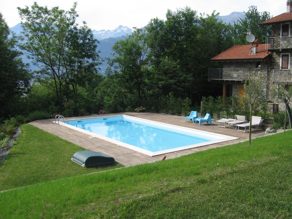 科利科Casale Antico Borgo的一座房子旁的院子内的游泳池