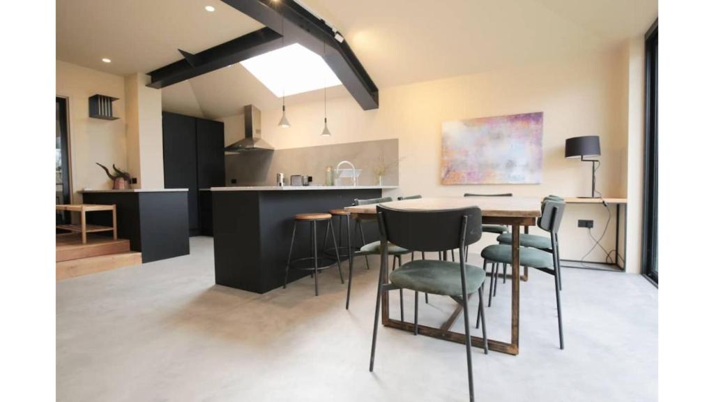 牛津Pass the Keys Stunning, Brand New 3BR Home - Central Oxford的厨房以及带桌椅的用餐室。