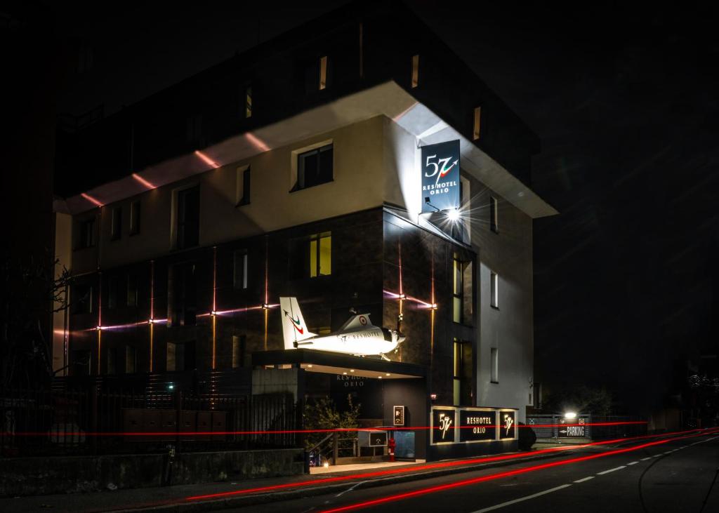 奥里奥阿塞里奥奥瑞奥57号公寓酒店的一座晚上有标志的建筑