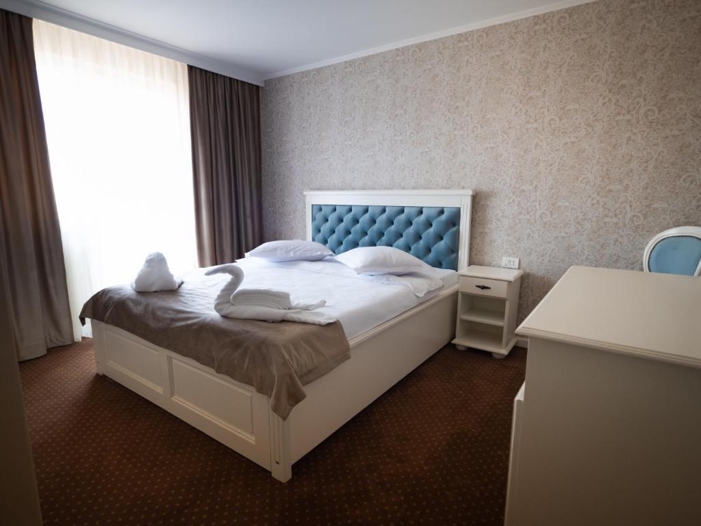 赛比什Pensiunea RYN的卧室配有白色的床和窗户。