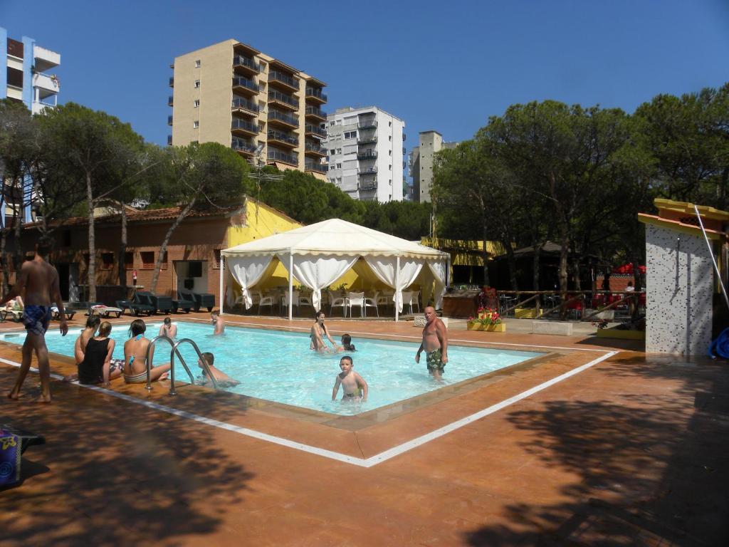 布拉内斯夏巴奈尔露营地的一群人在游泳池玩耍
