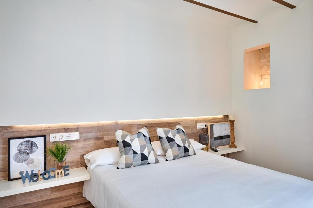 坎布里尔斯Vestal Suites Classic的卧室设有2张床和白色的墙壁。