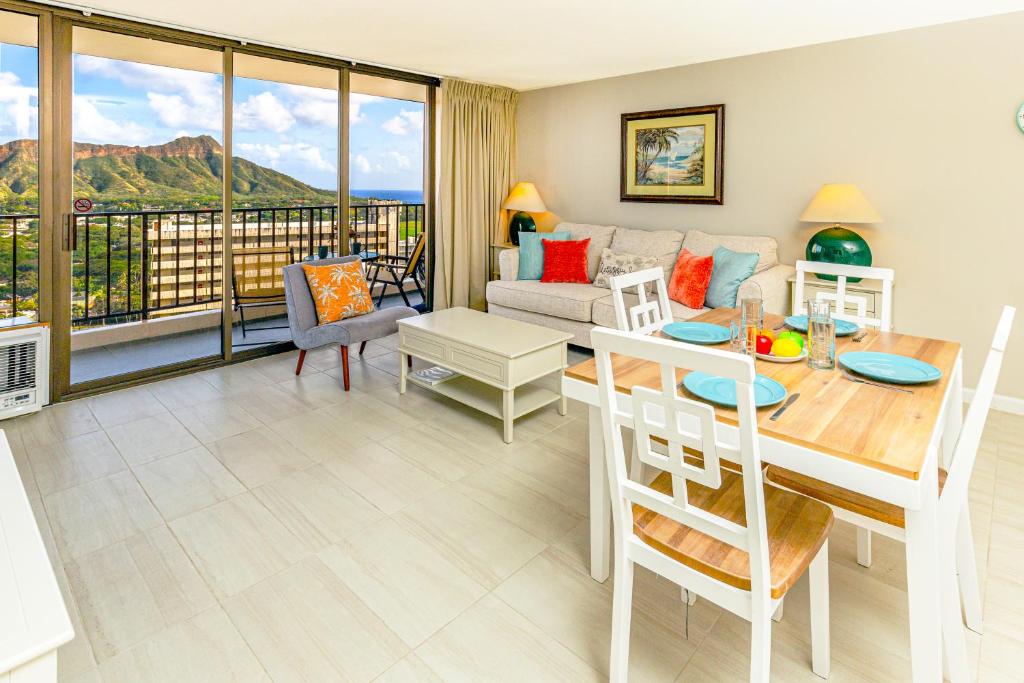 檀香山Diamond Head & Ocean View Gem Near Waikiki Beach, Parking's On Us的客厅配有桌子和沙发