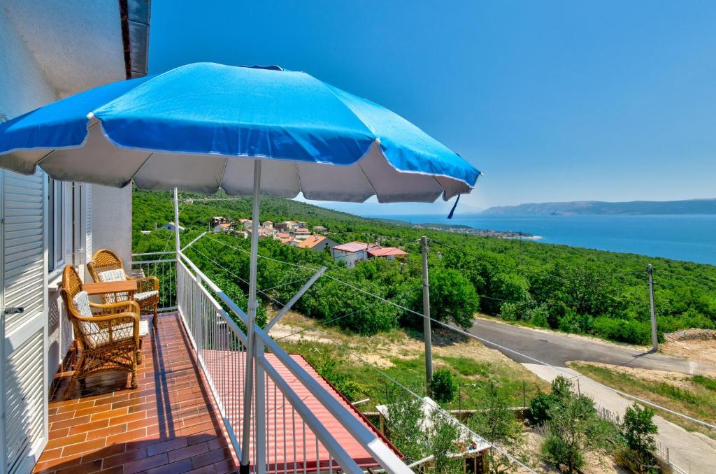 茨里克韦尼察BRISKI的房子阳台上的蓝伞