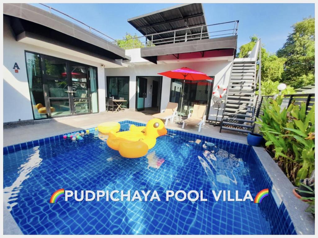 Ban SahakhamPudpichaya Pool Villa的一座房子中间带橡皮鸭的游泳池