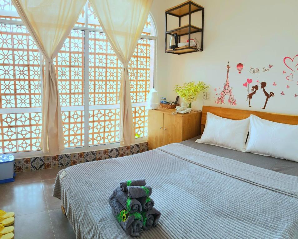 芹苴Mekong 69 Hostel - Cạnh Bến Ninh Kiều的一间卧室设有一张大床和大窗户