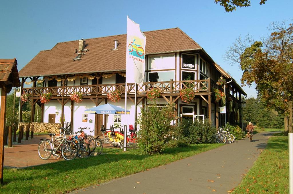 布尔格Die Radler-Scheune的一座建筑前面停放着自行车