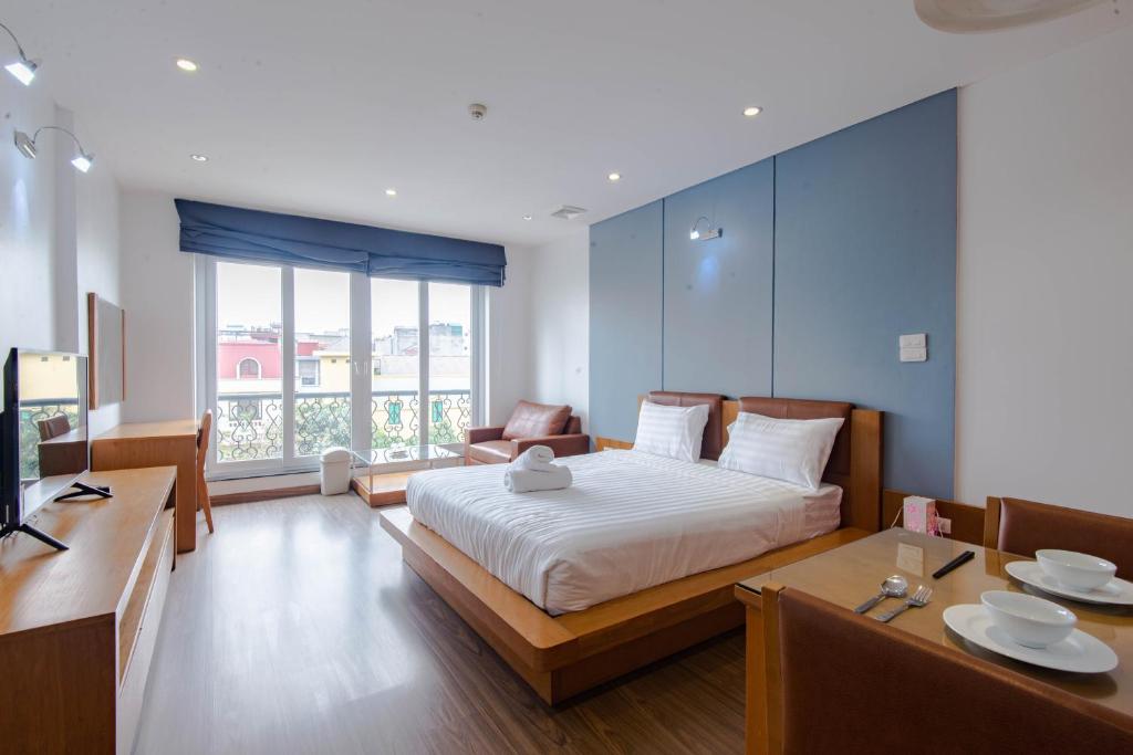 河内22HOUSING 48 Phan Kế Bính的一间卧室配有一张床、一张桌子和一张沙发