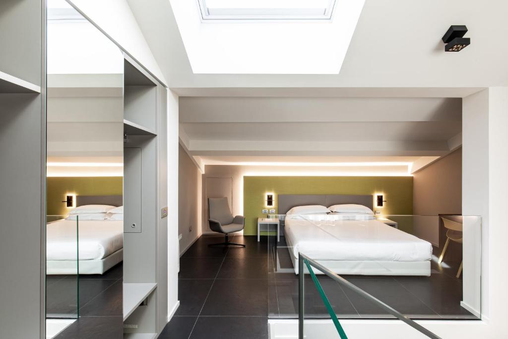 伊莫拉RB del Teatro&Apartaments的酒店客房配有两张床和一张书桌