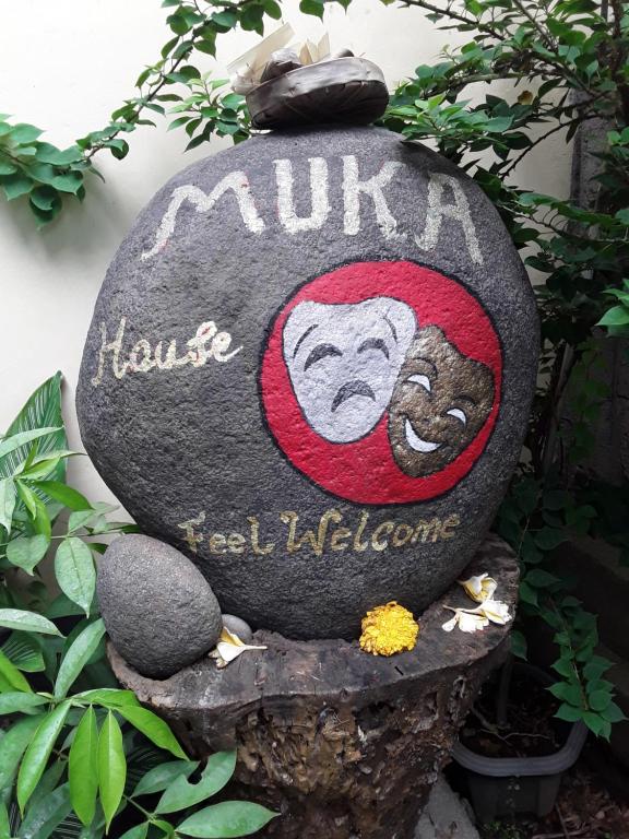 乌布穆卡屋旅馆的上面画着一只猴子的岩石