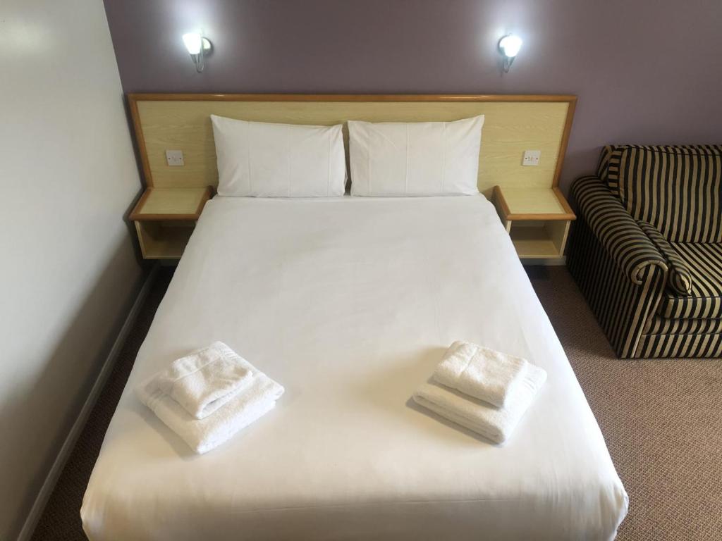 阿宾汉姆拉特兰红翼汽车旅馆的一张带两个枕头的大白色床
