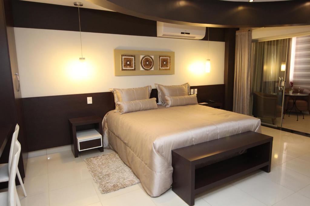 因佩拉特里斯Residence Hotel Imperatriz的一间卧室,卧室内配有一张大床