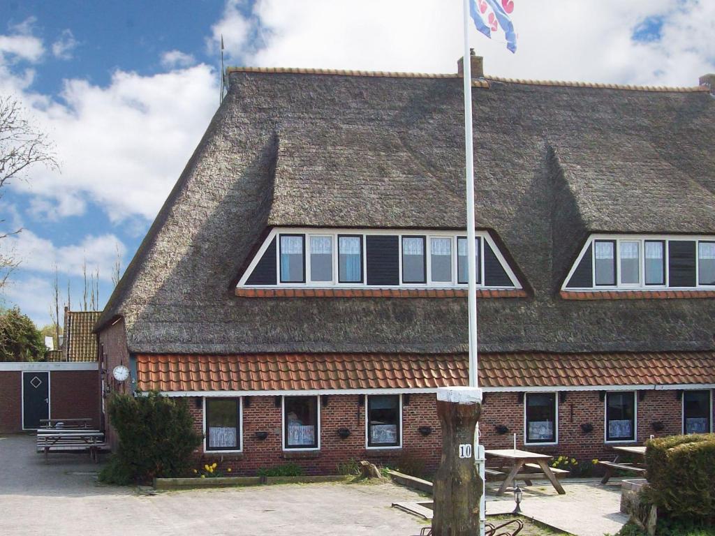 霍尔沃德Authentic holiday home in North Friesland的上面有旗帜的建筑