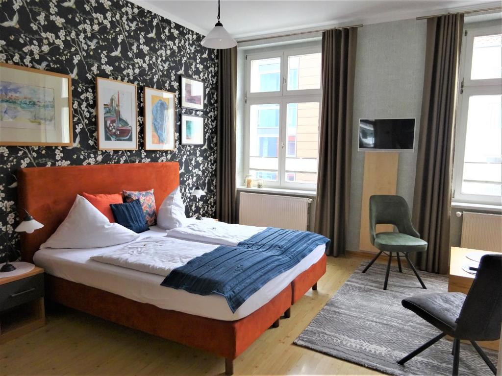 施特拉尔松德祖尔法赫布鲁克旅馆的一间卧室配有一张床、一张桌子和一把椅子
