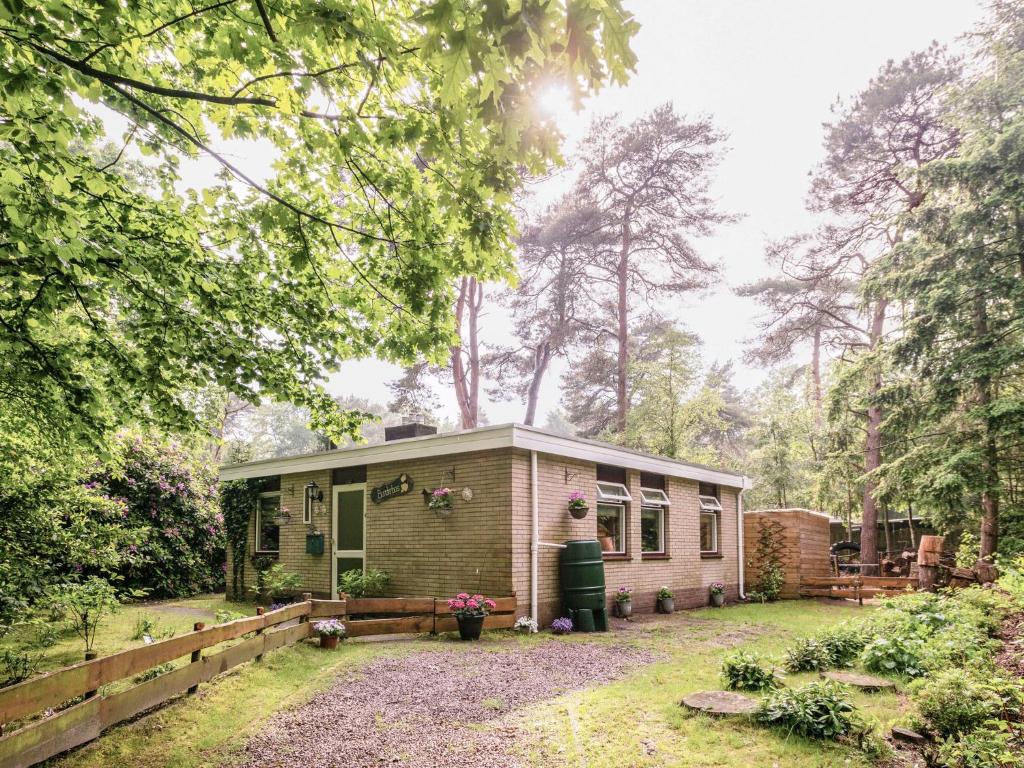 奥门Holiday Home by the forest in Ommen with Pool的院子中间的小房子