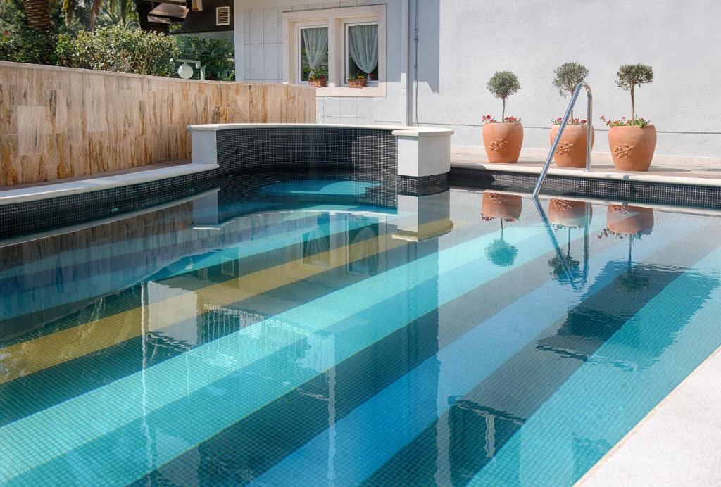 斯普利特博班豪华套房酒店的一座蓝色的游泳池