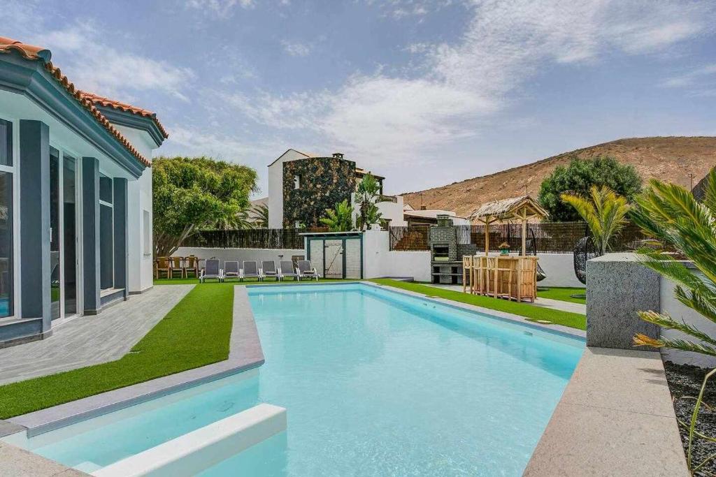 拉奥利瓦La Oliva Dreams luxury villa的一座房子后院的游泳池