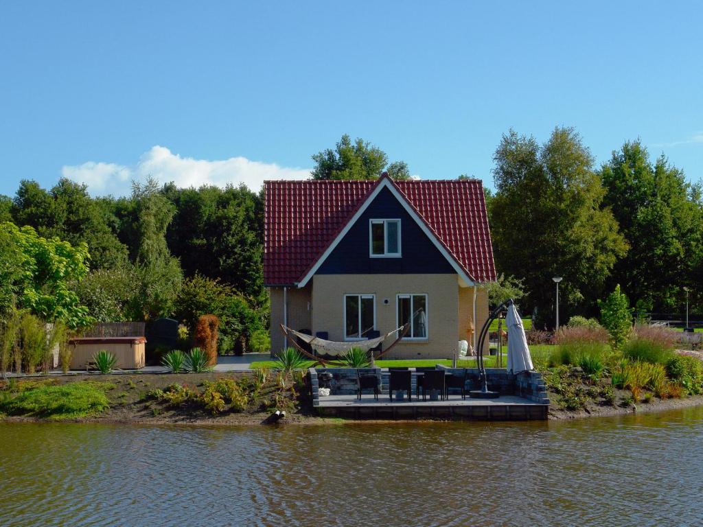 韦斯特博克Spacious Holiday Home with Swimming Pool near Sea in Vodnjan的水中的小房子