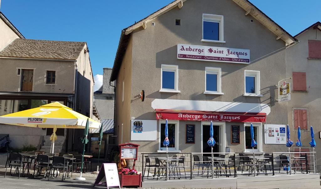 Saint-Alban-sur-LimagnoleAuberge Saint Jacques的大楼前设有桌椅的餐厅