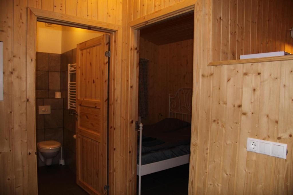 博尔加内斯Cabin 2 at Lundar Farm的浴室设有一扇门,可通往带卫生间的房间