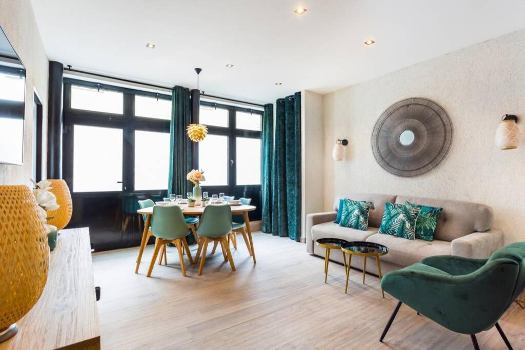 巴黎HSH Alexandre Dumas Lovely Apartment 2BR-6P的客厅配有沙发和桌椅