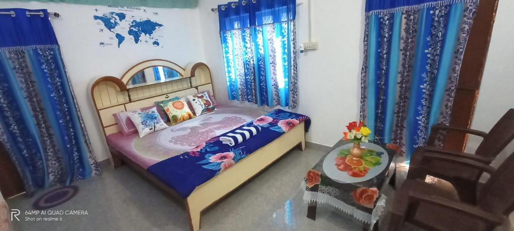 克久拉霍Hostel Buddha Khajuraho的儿童卧室配有一张床和一张桌子