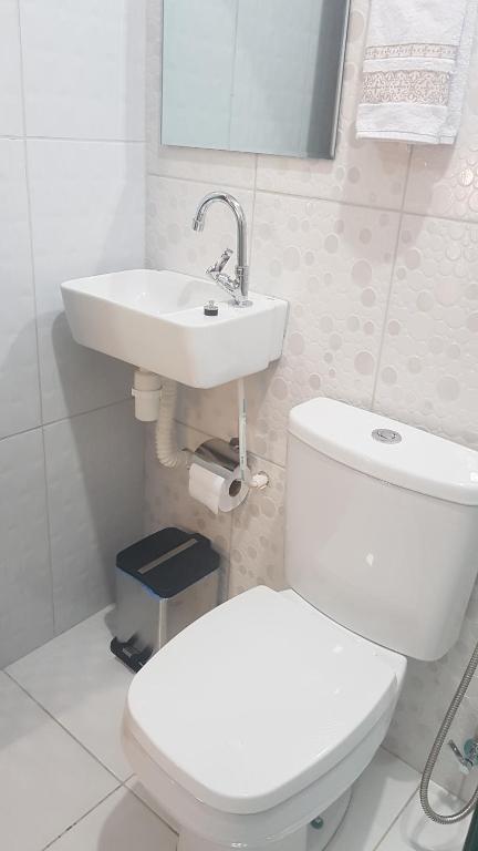 费尔南多 - 迪诺罗尼亚Paraíso do Boldró Flat的白色的浴室设有卫生间和水槽。