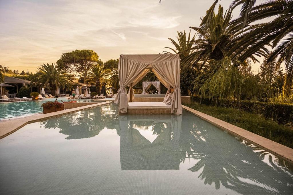 古维亚蒂波诺艺术酒店的帐篷位于游泳池的中央
