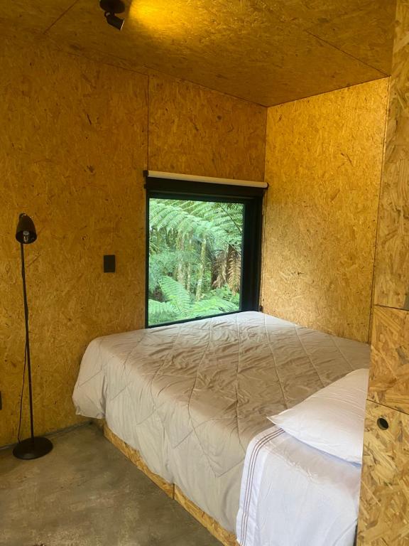 圣弗朗西斯科-迪保拉Chalé dos Alpes的一间卧室设有一张床和一个窗口