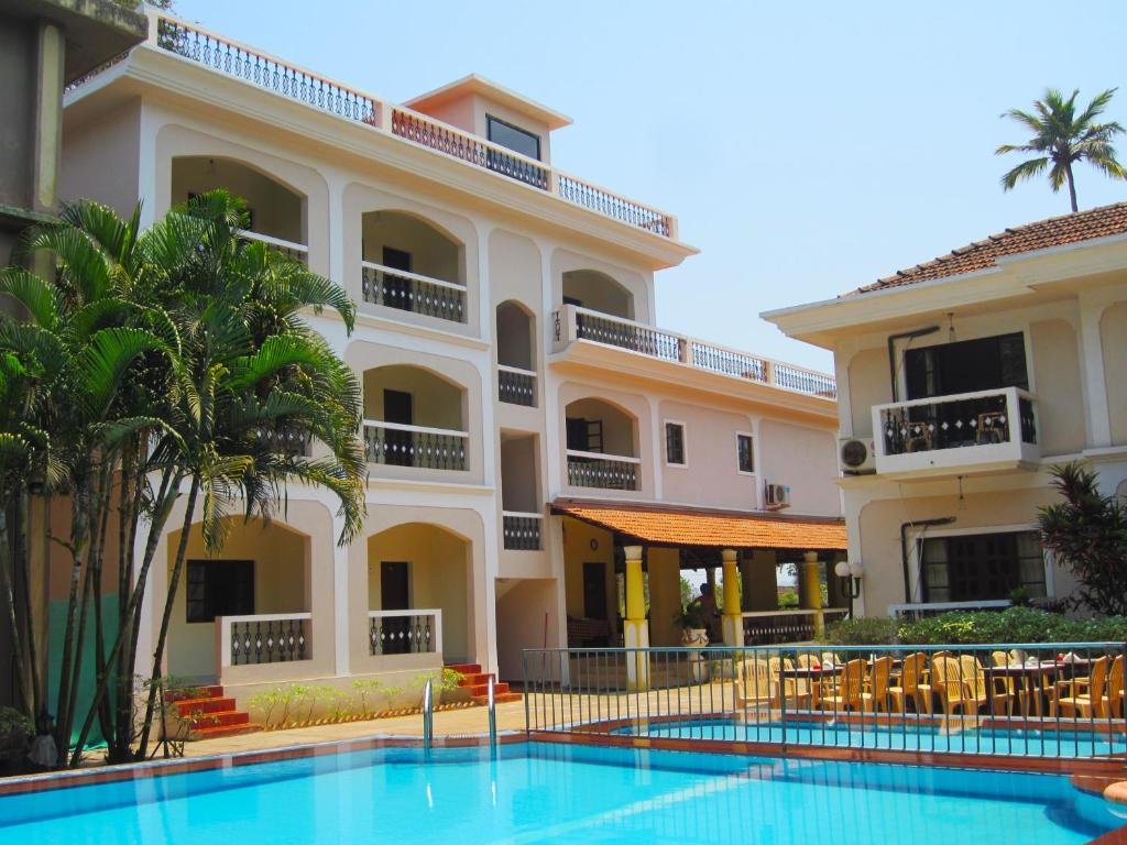 巴加滨江度假城 的大楼前设有游泳池的酒店