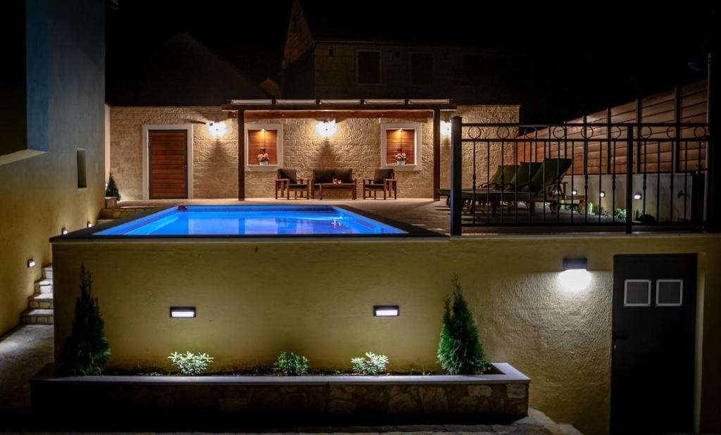 BiskoVilla Breeze - perfect getaway in untouched nature的后院的游泳池