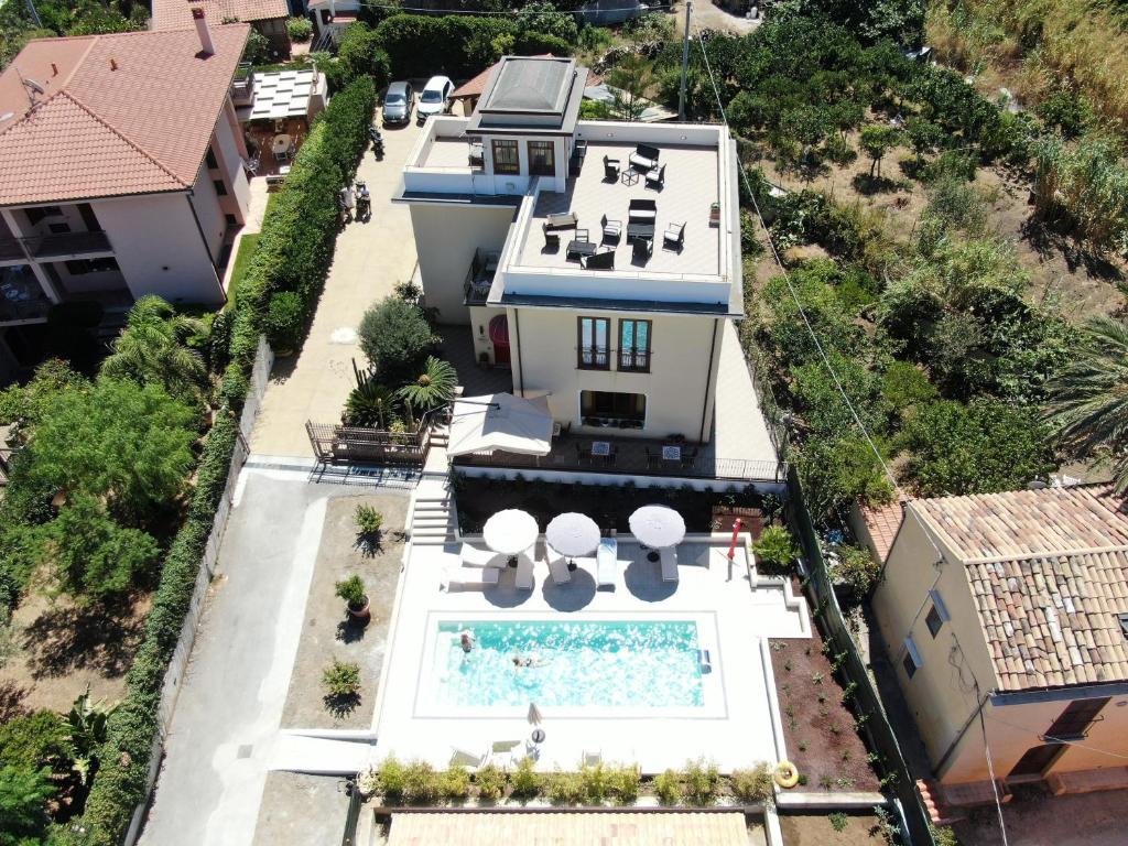 切法卢玛格丽塔别墅酒店的享有带游泳池的房屋的空中景致