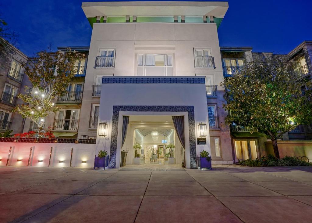 伯班克Hotel Amarano Burbank-Hollywood的一座白色的大建筑,有入口