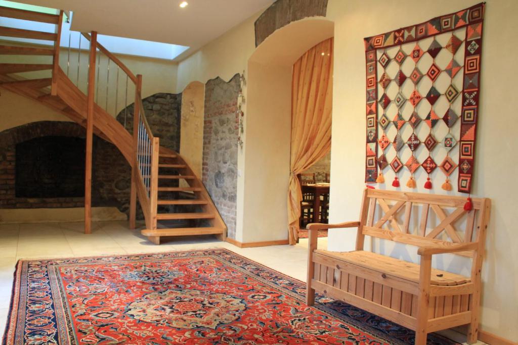西格纳吉科尔萨住宿加早餐旅馆的一间带楼梯和地毯的客厅