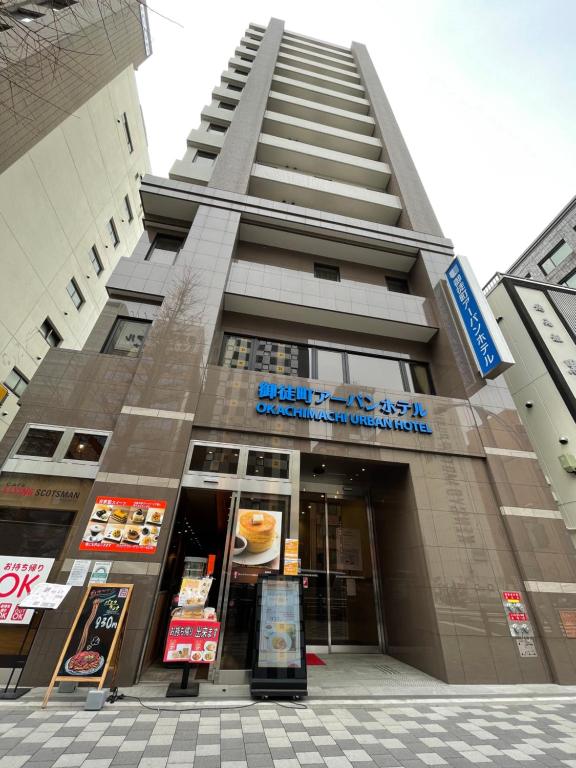 东京Okachimachi Urban Hotel的前面有标志的高楼