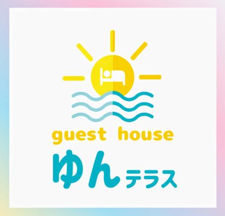 石垣岛Guest House Yun Terrace的水中阳光灿烂的顶峰房子标志