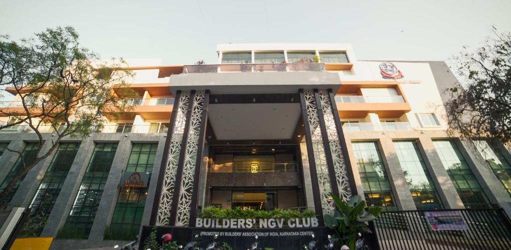 班加罗尔BNGV Mystic Premier Hotel的前面有标志的建筑