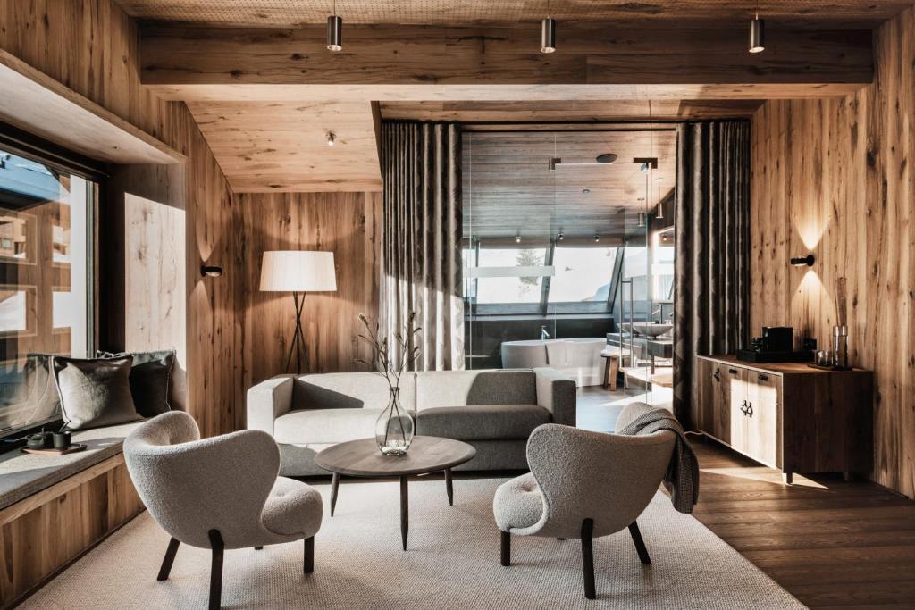 沃瑟姆阿尔伯格Berghotel Biberkopf的客厅配有沙发和桌椅