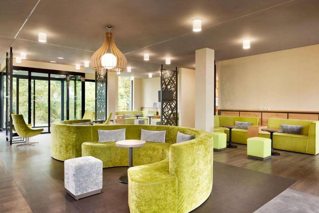 弗莱堡弗莱堡速8酒店的大堂配有沙发、椅子和桌子