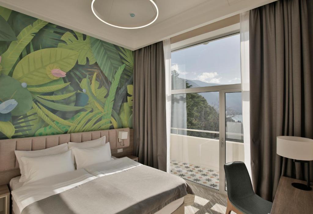 加格拉Garden Resort的酒店客房设有一张床和一个阳台。