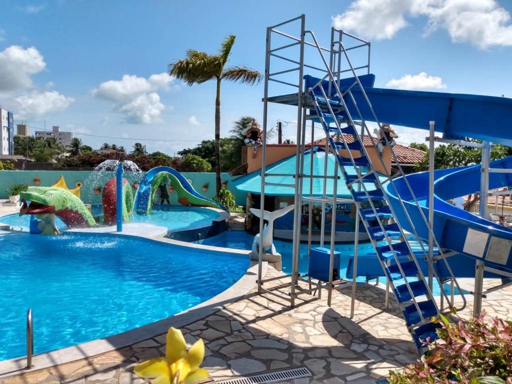 雅克南Hotel Pousada Viking的一个带滑梯的大型游泳池和一个水上公园