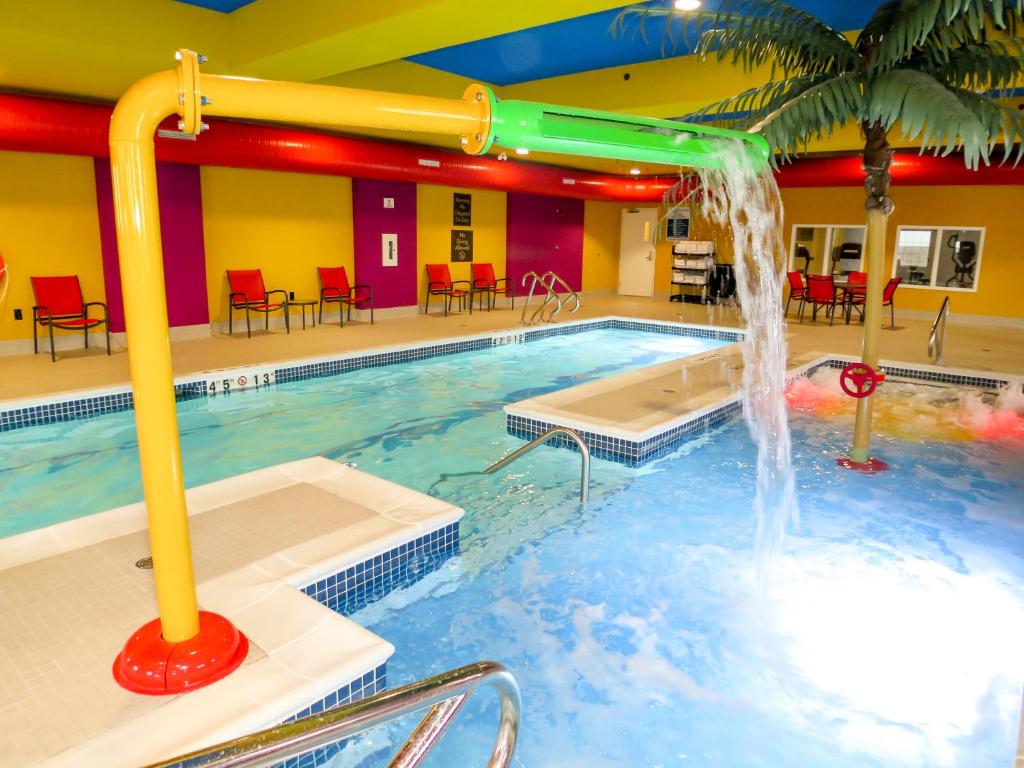 里贾纳里贾纳舒适套房酒店的一座带瀑布的游泳池