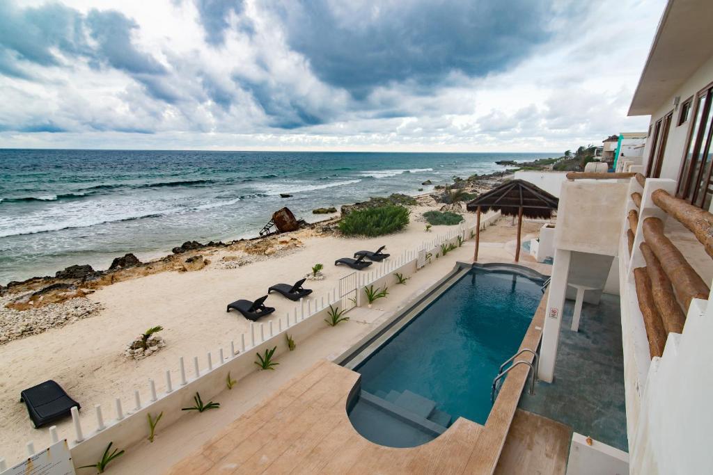 女人岛Villas Najo' Isla Mujeres.的享有游泳池和海滩的景色