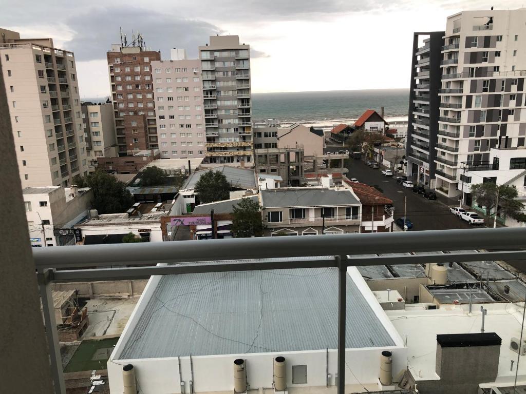 玛德琳港Departamento Centrico VDL的阳台享有城市美景。