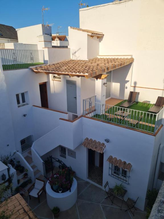 贝赫尔-德拉弗龙特拉El Aljibe de Cobarrubias的享有白色房屋空中景色的阳台